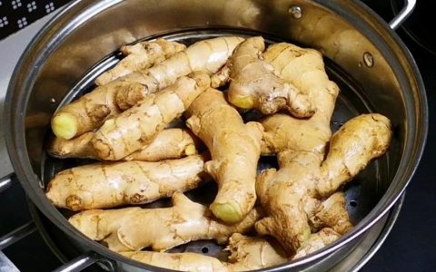 生姜放鍋里蒸一蒸,作用拿錢都買不到,80歲奶奶偷教妙招,真管用-七不姜 生姜養生網-明德CSA生態姜園&明安農業